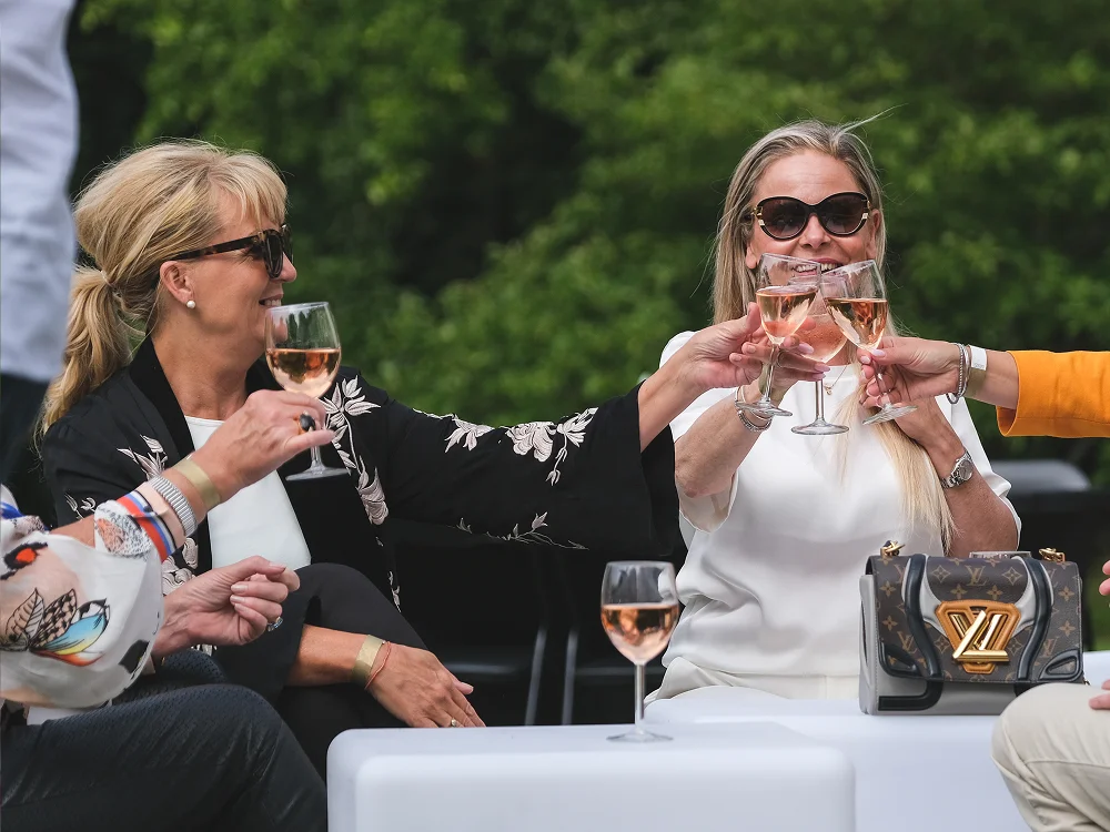 Skål i rosé på slotsplænen