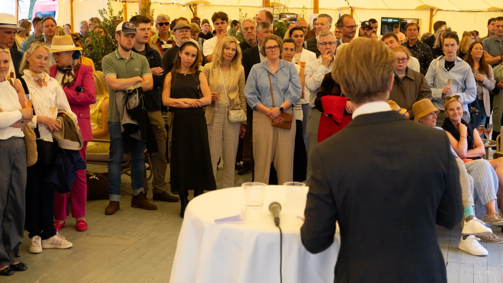 Tale for et fyldt telt i Charlottenlund Slotshave