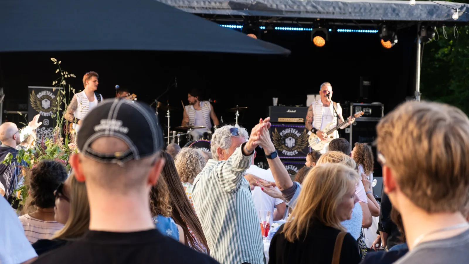 Publikum foran scenen til koncert i Charlottenlund Slotshave